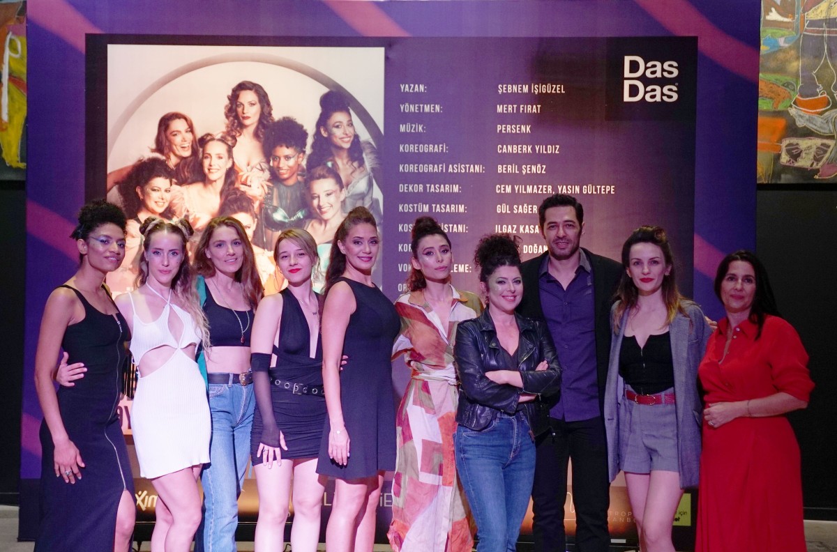 DasDas’ın Yeni Oyunu ‘Dünya Yerinden Oynar’ın Prömiyeri Gerçekleşti