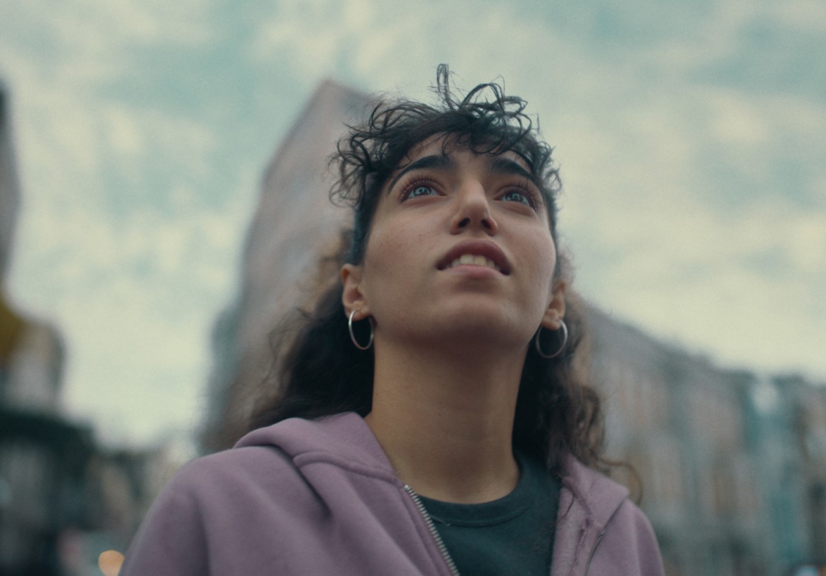 Venedik Film Fest'te prömiyer yapacak “Neredeyse Kesinlikle Yanlış”tan poster ve fragman yayınlandı