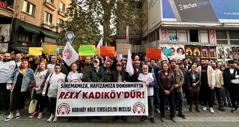Kadıköylüler Rexx Sineması için ayakta