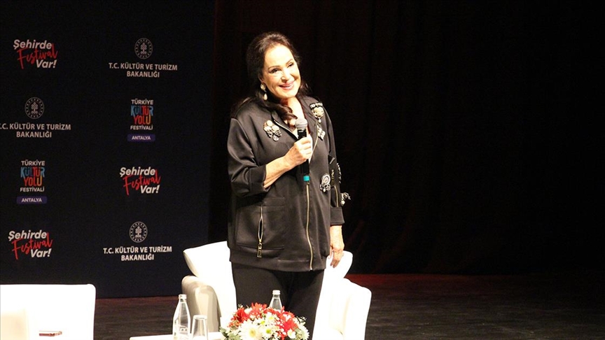 Sinemanın usta ismi Türkan Şoray, Kültür Yolu Festivali'nde sevenleriyle buluştu