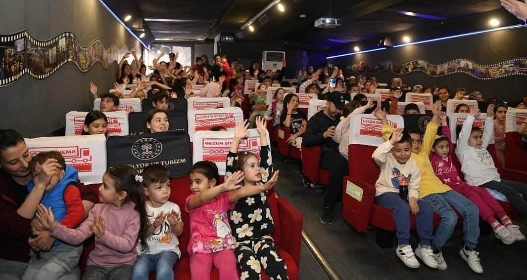 Gezen Sinema Tırı, Beypazarı'nda çocuklar tarafından ilgi gördü