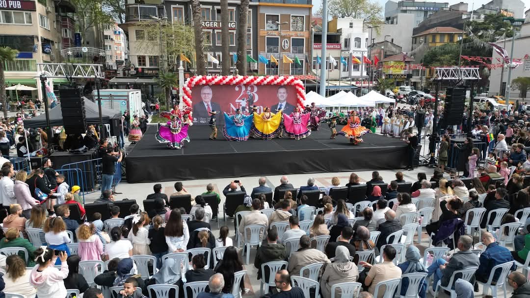 Bandırma'da Uluslararası Çocuk Festivali renkli görüntülere sahne oldu